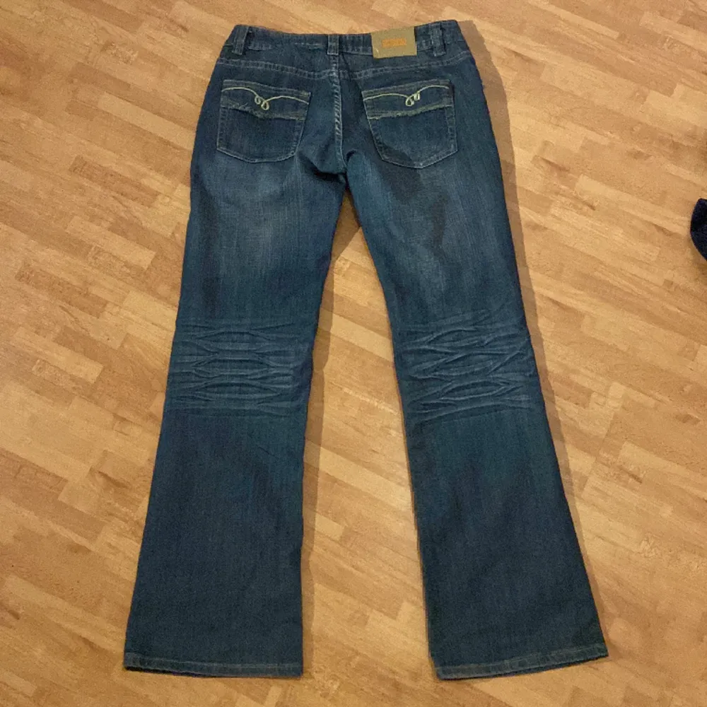 Skitsnygga low waist bootcut jeans från sagoss🌟🥂! Tyvärr för långa i benen på mig som är 165. Superfin wash och i bra skick💞! Bra i storlek (utöver längden) för mig som har S/M i byxor💞 Midjemått:81cm Innerbenslängd:83cm Tryck köp nu!🥂💞först till kvarn🌟. Jeans & Byxor.