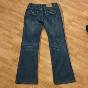 Low waist jeans - Skitsnygga low waist bootcut jeans från sagoss🌟🥂! Tyvärr för långa i benen på mig som är 165. Superfin wash och i bra skick💞! Bra i storlek (utöver längden) för mig som har S/M i byxor💞 Midjemått:81cm Innerbenslängd:83cm Tryck köp nu!🥂💞först till kvarn🌟