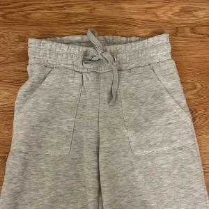 mjukisbyxor - lågmidjade mjukisbyxor ljusgråa