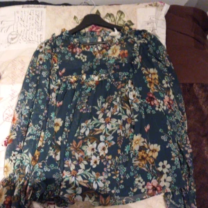 Blommig blus - En blommig blus som ör jötte fin. Kommer från USA. Lite see true som man kan se på tredje bilden:)