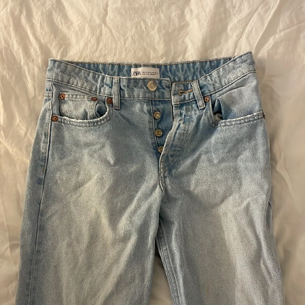 Superfina zara jeans som är slutsålda . Köptes för 600kr . Super fint sick . Andvänds 2 gånger . . Jeans & Byxor.