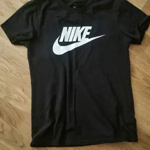 Nike T-shirt, kan användas till idrott och vardagligt. Strl xs. Inga skador men ganska använd.