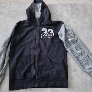 Jordan huvtröja - Huvtröja från Jordan. Storlek barn 132-147 cm. Grabben har växt ur den.