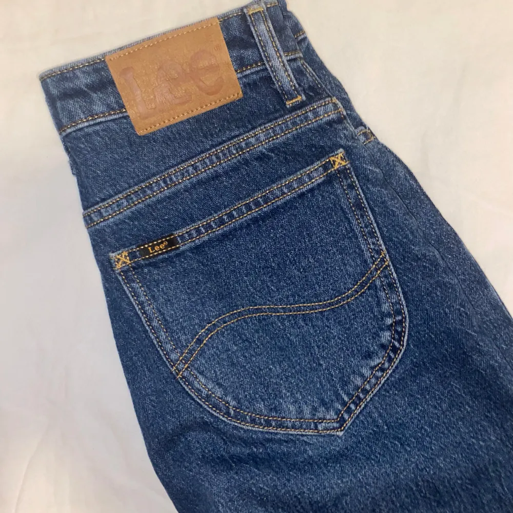 Säljer ett par mörkblåa LEE jeans. Modellen heter ”Stella Tapered” och är i storlek W26/L31. Dem är endast testade men var tyvärr för små. OBS: köparen står för frakten. (Annonsen finns ute på fler sidor.). Jeans & Byxor.