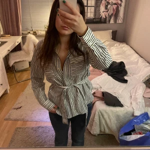 Blus - Superfin blus/skjorta från Monki med ett band till, som går att styla på lite olika sätt! Endast använd en gång💗💗