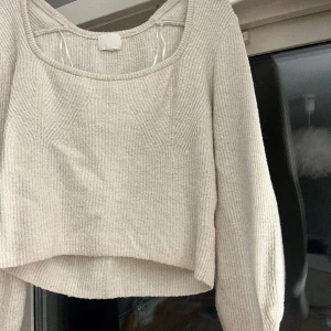 Tröja - Säljer min mysiga tröja ifrån h&m i storlek M köpte på rean för 100kr säljer för 50kr❣️ 