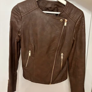 Skinnjacka brun  - Skinnjacka. Aldrig använt, originalpris 800kr