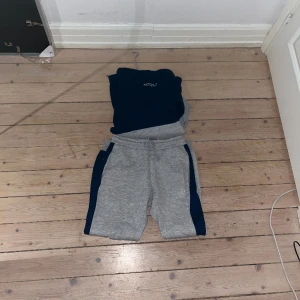 McKenzie Tracksuit - Säljer Mckenzie tracksuit då jag inte använder den mer. Den är i mycket bra skick. Köpt för ungefär 1500.