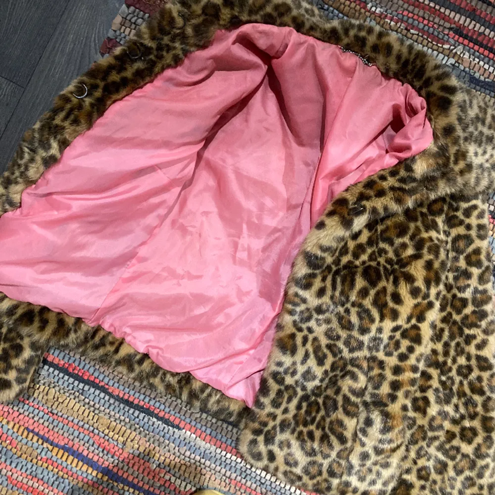 Leopardpäls med rosa foder, även rosa foder under kragen. Väldigt fint skick. Strl. XS.. Jackor.