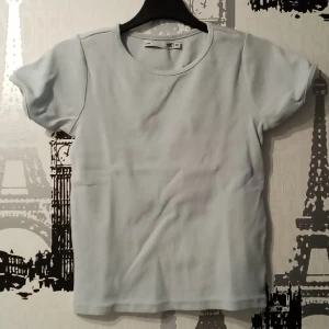 Tajt t-shirt - Hyfsat skick Ljus blå, inte exakt samma färg som på bilden