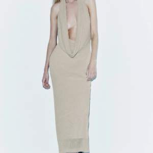 Intressekoll på denna super snygga klänning från Zara. Slutsåld på hemsidan i storlek S