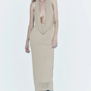 Intressekoll!  - Intressekoll på denna super snygga klänning från Zara. Slutsåld på hemsidan i storlek S