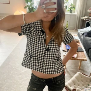 Rutig bolero - SVIN söt rutig kofta/skjorta, passar jätte bra med och utan t shirt under🙌🤍super bra skick!