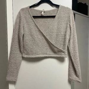 Vintertopp - H&M  - ”Stickad” topp från H&M med en mycket bekväm material. Mjuk och skön, använd endast 1 gång. Inga tecken på användning! Köpt för 250kr säljer för 125kr. Vid snabb affär kan priset diskuteras🤗 