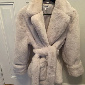 Vinterjacka strl 34 - Mysig omlottjacka från bubbleroom, köpt för ca ett år sen och använd ett par gånger. Toppenbra skick! Lite stor i storleken/oversize. 