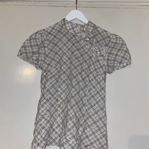 gullig topp - Säljer pågrund av att jag har rensat i min garderob. Bra kvalitet. Rökfritt hushåll men hund och katt finns i huset<3 Skriv innan du köper gärna. Skickar med nått litet extra😉