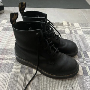 Dr. Martens - Dr. Martens i bra skick. Köparen står för eventuell frakt. 🌸