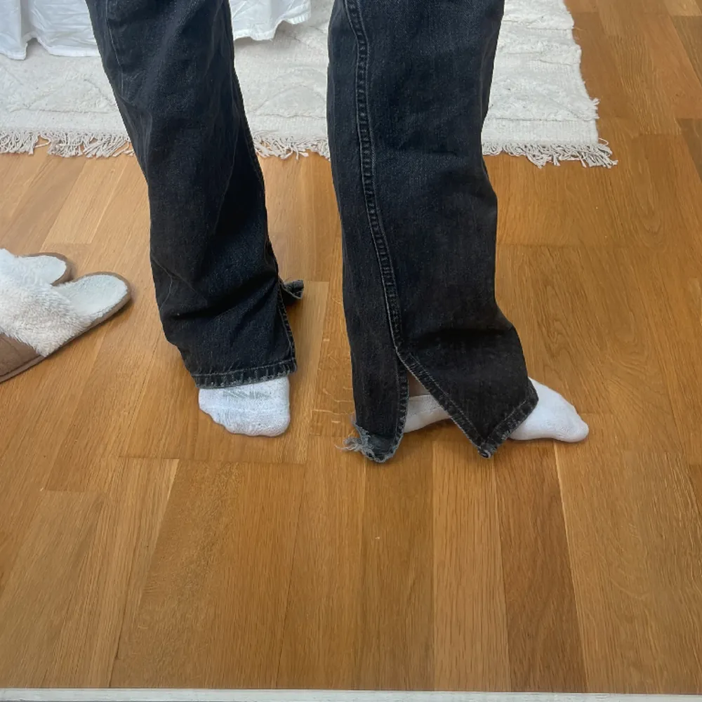 Jeans med slits - pull and bear - storlek 36 - jag är 170. Jeans & Byxor.