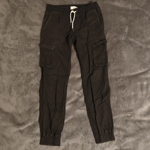 Cargo pants Pier One - Cargo pants från märket Pier One, i använt skick, 7/10. Väldigt bekväma och sköna att använda både hemma och till vardags. Storlek M men skulle mer säga att dem passar som storlek S. Säljer dem då dem inte passar mig längre. Skriv om du har funderingar!