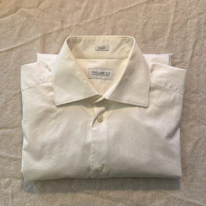 These Glory Days Skjorta M Vit - Slimfit M, använd ca 3ggr. Nytvättad och struken.