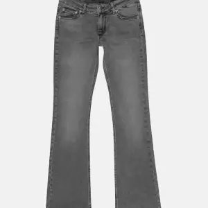 Jeans från junkyard i storlek 36/s. Använt max 5 gånger, jeansen är bootcut med  låg midja och passar mig på 174🫶🏼 Pris går att diskuteras 