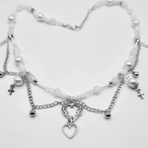 Handgjort halsband  - Handgjort halsband och exklusiv design🖤 💎Material-Swarovski kristal, pärlor och zinklegeringar och glas.Längd: 43cm + 3cm, priset-160kr