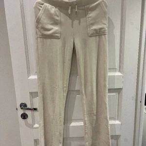 juicy byxor  - säljer mina vita juicy byxor som är i väldigt bra skick! 💘(pris kan diskuteras vid snabbt köp)