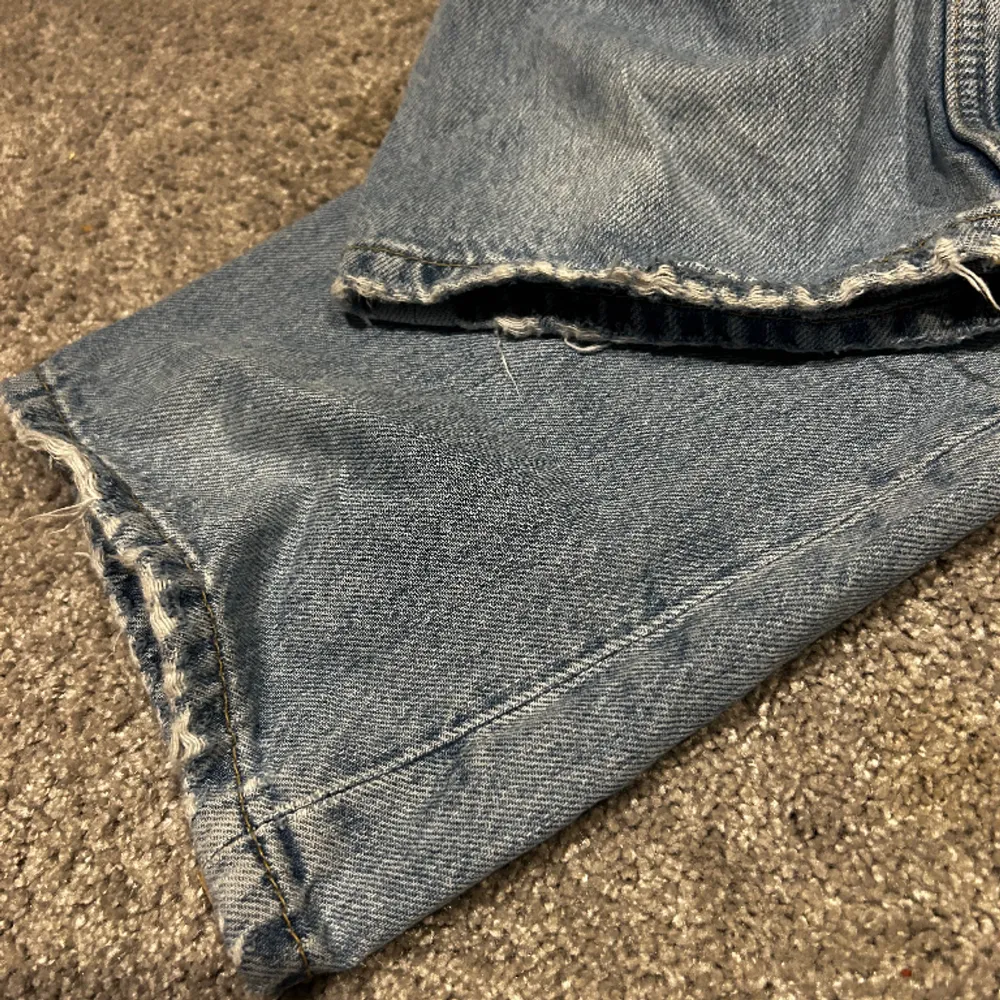 Säljer ett par av mina favorit jeans pågrund av att dem är för små. Ett par lågmidjade raka jeans med hål🩷 Super sköna och snygga till allt! Inga fläckar/defekter mer än att dem är lite ”håliga” längst ner som du ser på sista bilden annars inget mer💋. Jeans & Byxor.