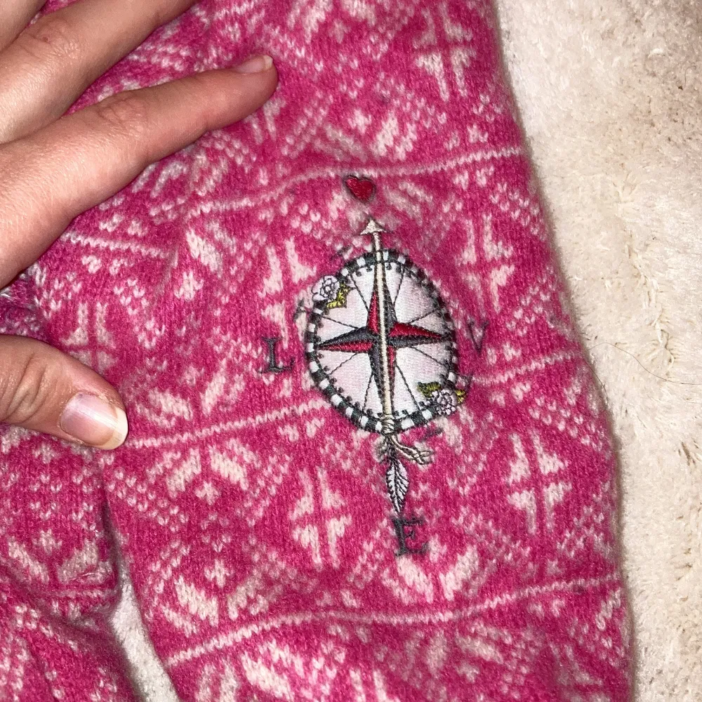 Rosa cardigan frå odd molly, bra skick men väldigt gammal. Pris kan diskuteras💕. Tröjor & Koftor.