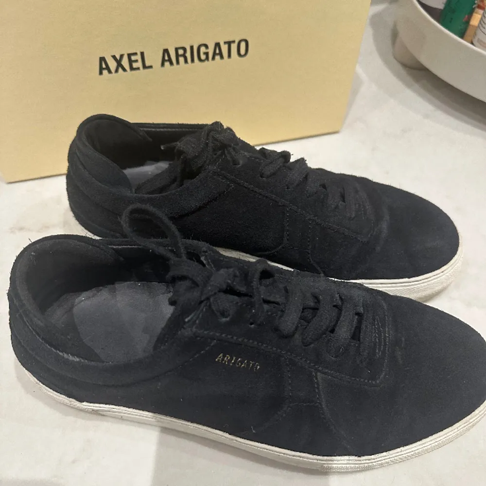 Säljer mina svarta Arigato skor i svart mocka storlek 40, de är använda sparsamt( mellan 5-8ggr) impregnerade 3 ggr! Får med låda och allt . Säljer pågrund av att de är förstora. Vid SNABB AFFÄR 1200kr. Skor.