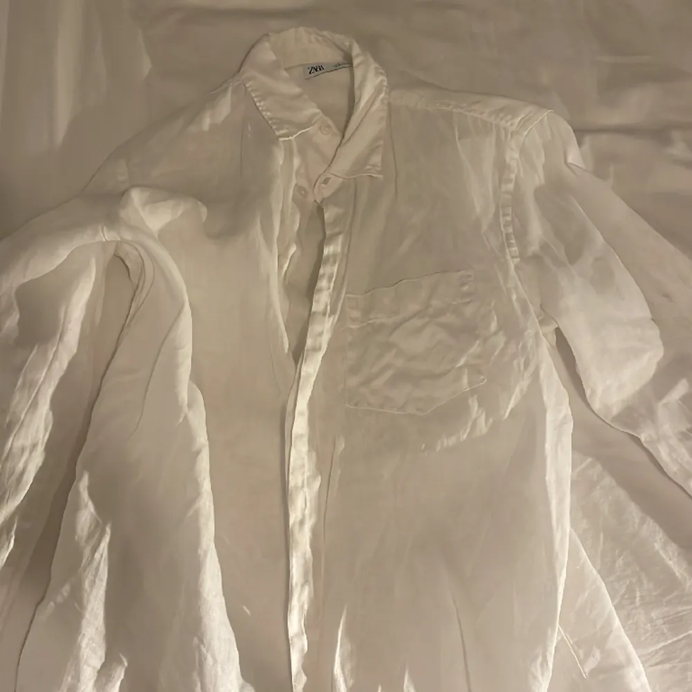 Grisch linne skjorta vit från zara  Pris kan diskuteras . Skjortor.