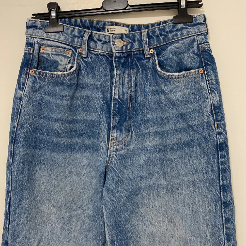Jättefina mörkblå Gina Tricot jeans i bra kvalite. Dem är strightleg och är i storleken 38. 💞. Jeans & Byxor.