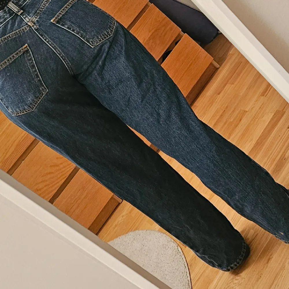 Säljer dessa snygga jeans då de inte används. Dem är insydda i midjan mem jag tycker att det inte syns så mycket. Pris går att diskutera.💕. Jeans & Byxor.