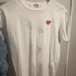 Commes de Garcons Tshirt  - Så snygg vit T-shirt, är herrmodell men passar både !