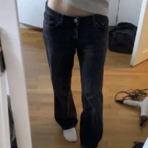 Lågmidjade jeans - lågmidjade jeans från zara, storlek 36. Bra skick. Tjejen på bilden är 160!!