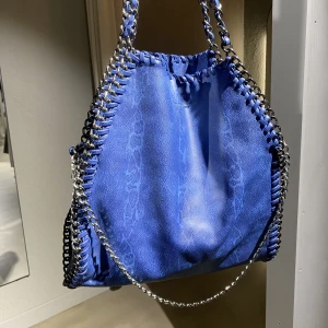 Stella mccartney väska - Såå fin väska som liknar falabella väskorna från stella mccartney, den är från märket Manoukian och nästan aldrig använd så i mycket bra skick❤️