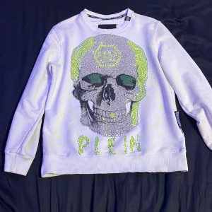 Philipp Plein tröja - Tjena säljer en riktigt fet philipp plein tröja, nypris ca. 8000 mitt pris 3400. Priset är inte hugget i sten.  Hör av er vid intresse! 