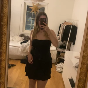 Svart klänning   Volanger  - Säljer denna svarta volang miniklänning då den inte kommer till användning. Sparsamt använd. storek 36 men sitter bra på mig som har 38. Superfin och skön💞