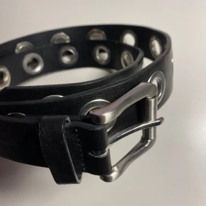 Svart bälte  - Säljer detta bälte från Pull & Bear. Knappt använt, så i fint skick! Frakt tillkommer!😇