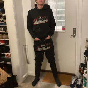 Trapstar set - Säljer mitt helt nya trapstar shooter set direkt ifrån uk  Storlek M  Perfekt till vintern perfekt till att chilla me jätte skönt set