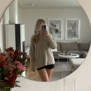 Beige stickad tröja  - Säljer en superfin stickad tröja🤍