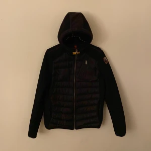 Parajumpers cardigan - Säljer denna Parajumpers cardigan då jag har växt ur den  Inget större fel på den bara en liten tråd som lossnat på mönstret men ingenting som syns   Hör av dig om du har någon fråga!  