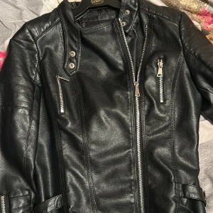 Skinjacka - Säljer min skinjacka fråb Missäy använ ett fåtal gånger.