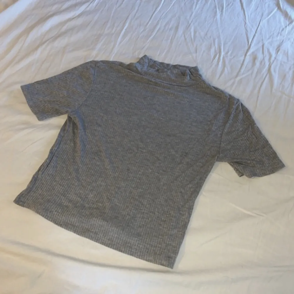 en grå t-shirt som sitter bra på och är jätte skön. knappt använd❤️. T-shirts.