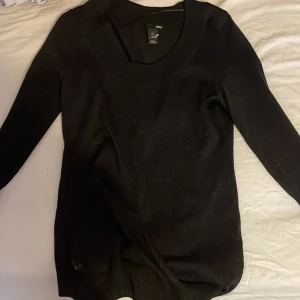 Glittrig tröja - Säljer denna fina glittriga tröja då jag inte använder den längre säljer den för 120kr +frakt men pris kan diskuteras ❤️