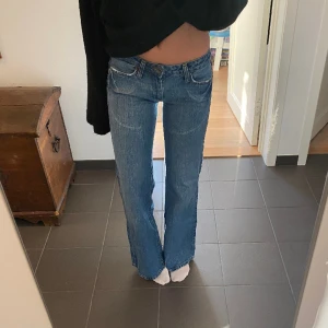 Lågmidjade jeans - Superfina lågmidjade utsvängda jeans!! Väldigt fin färg och passar mig som är ca 170. Innerbenslängd: 82 cm. Midja: 72 cm🥰