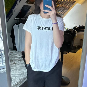Basic levi’ t-shirt - Helt vanlig t-shirt men den har svaga sminkfläclar på kragen som jag inte får bort mer. Fortfarande bra att ha under en hoodie!