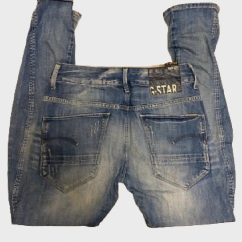 Säljer ett fint par g-star jeans i färgen ljusblå storlek w 29 l 32. Skick 6/10👍 finns en skada på benet som man ser på sista bilden. Jeans & Byxor.