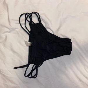 Svart bikini underdel  - Säljer en svart bikini underdel. I storlek M och aldrig använd. Är snörning på sidorna. OBS: köparen står för frakten. (Annonsen finns ute på fler sidor)