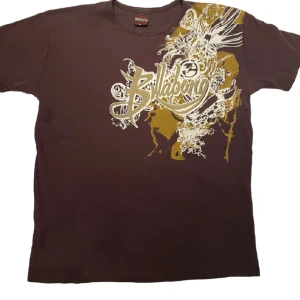 billabong t-shirt - den passar M-L trots att det står col på taggen rätt bra skick förutom texten är lite spreklig som syns på sista bilden 